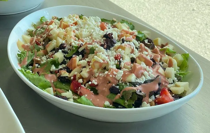 Ensalada de lechugas con vinagreta de fresas